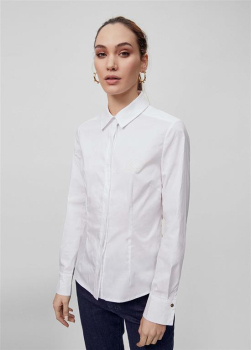 LOLA CASADEMUNT camisa en color blanco con  aplicaciones de perlas y logotipo