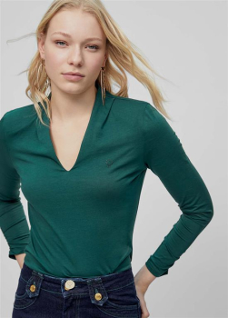 LOLA CASADEMUNT camiseta  color verde con escote pico y hombro frunzido