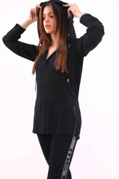 MET camisa negra semitransparente con tachas y  capucha