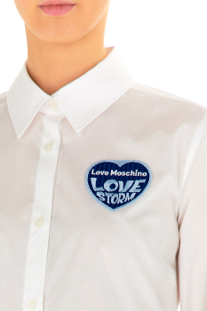 LOVE MOSCHINO camisa color blanco con bolsillo con corazón y logo en azul - 3